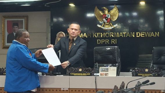 TNI暴徒に電話をかけ、エフェンディ・シンボロンはMKD DPRに報告