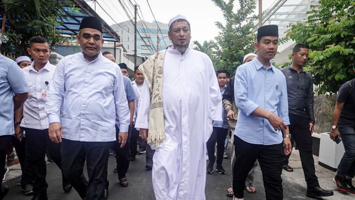 Gibran Sambangi Majeis Ta’lim Al Habib Ali Al Habsy à Kwitang