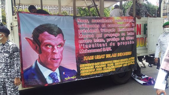 Spanduk Mengecam Macron Terpampang di Mobil Komando, Massa Aksi Bela Nabi 211 Berswafoto