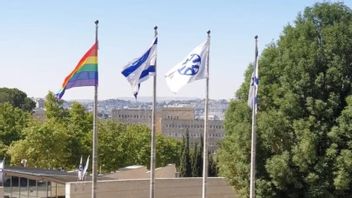 初めてLGBTQ旗を掲げ、イスラエル外務省が批判