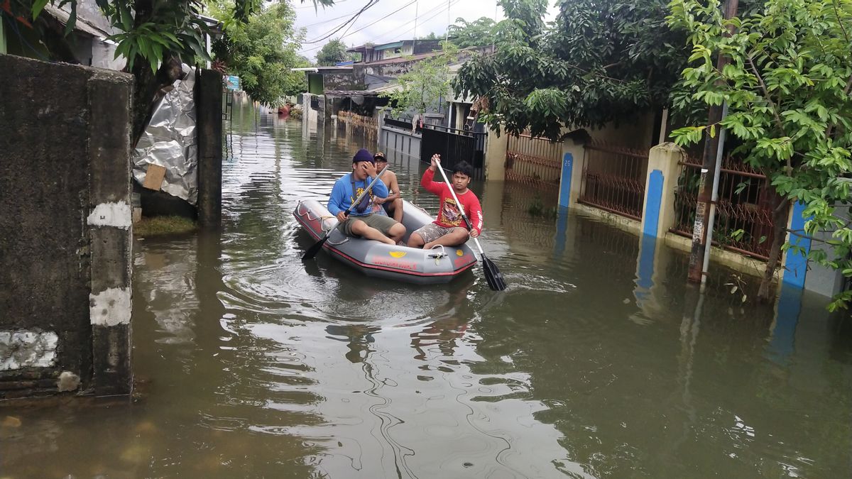 Makassar Floods, One Thousand People Flee