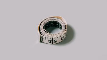 如何根据女性戒指的体重确定尺寸,只需使用简单的工具