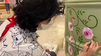 ديزيريه تاريغان تعرض لوحة أثناء بيعها في المول ، يعتقد مستخدمو الإنترنت أن هوتما سيتومبول نادمة
