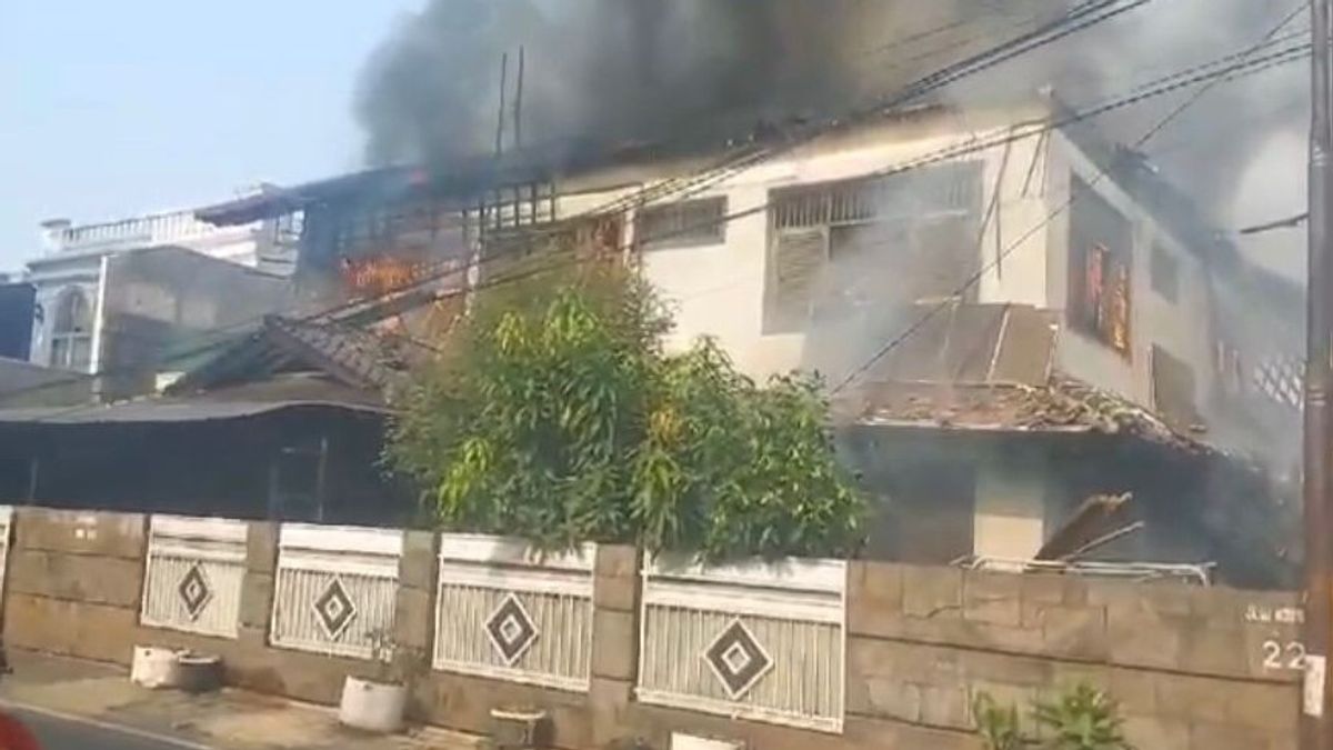 Big House In Kebayoran Lama Burns Due To An Electric Short Circuit