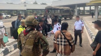 シュウェ・コッコから54人のインドネシア人がタイに送還され、2人のKBRIが母国への帰還を促進するシナジー