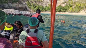 SAR Team Evacuates An Injured French Rolled By Waves In Nusa Penida Bali