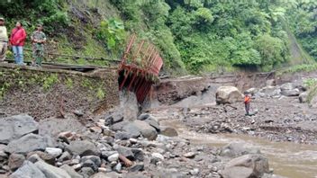 2 Damaged Water Pipelines, BPBD Landslide Analysis On The Probolinggo Waterfall Line