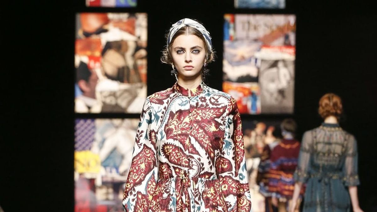 Dior Gunakan Kain Endek asal Bali dalam Fashion Show Terbaru