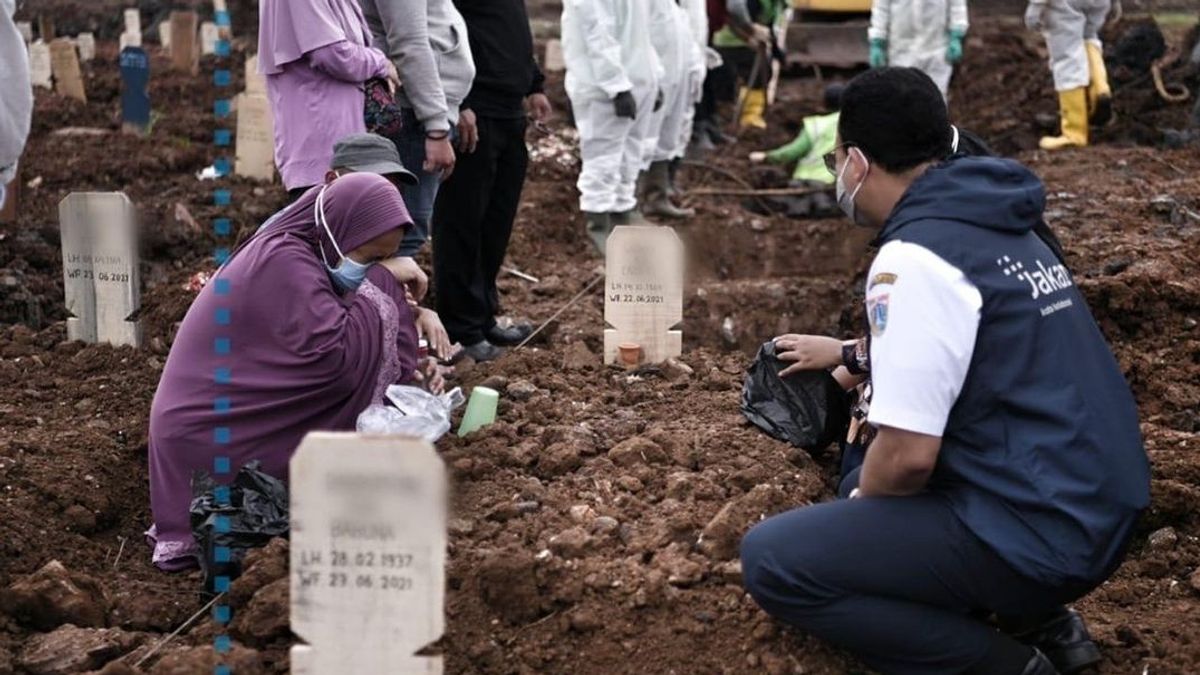 Anies Baswedan's Condolences See Residents Who Weep For Losing Family At The COVID-19 Cemetery