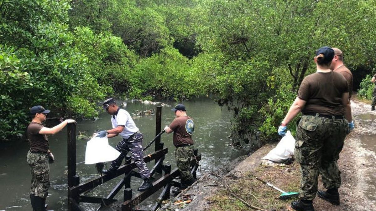 Prajurit TNI- Tentara AS Kumpulkan 100 Karung Sampah di Sungai Mangrove Tahura Denpasar