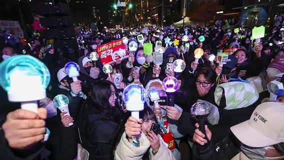 Viral, Warga Korea Demo Presiden Sambil Nyanyikan Lagu KPop dan Bawa Lightstick