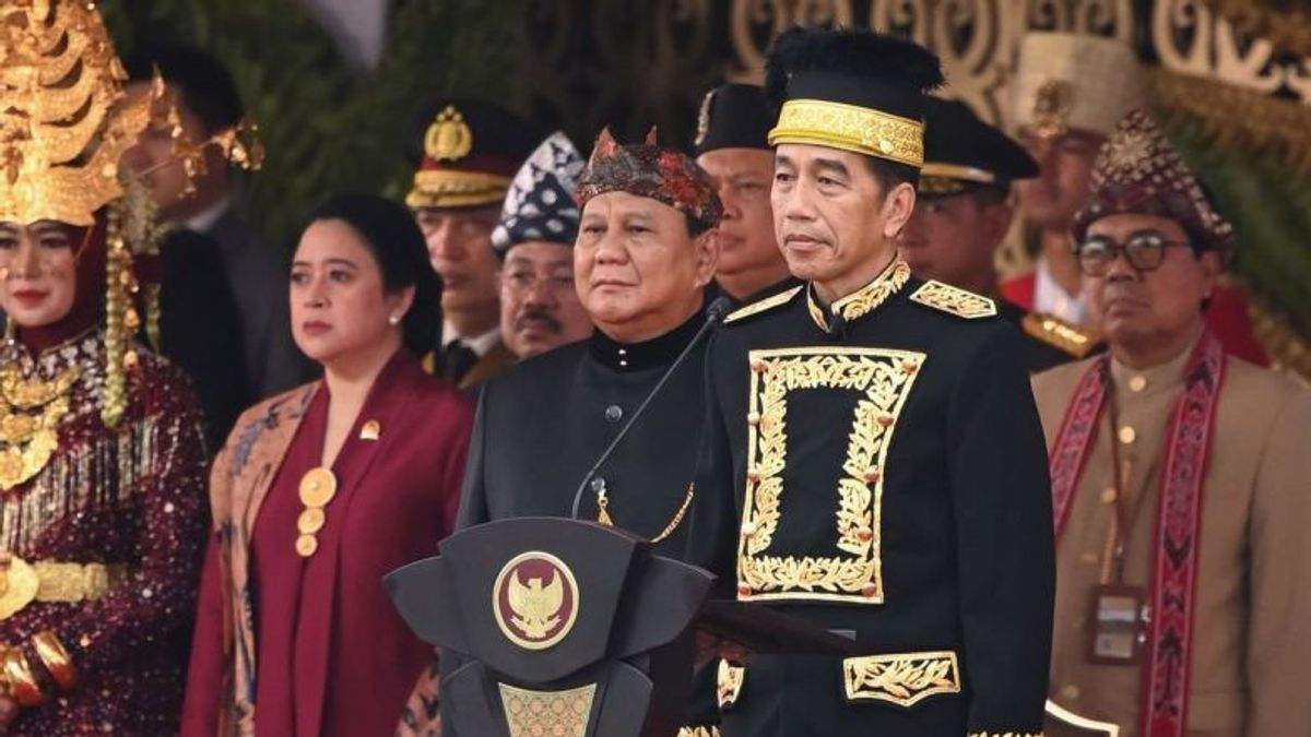 Le président Jokowi porte un costume coutumier Kaltim lors de la cérémonie à IKN