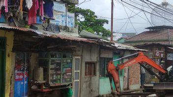 PUPR Palembang Lakukan Pembongkaran Bangunan Liar di Aliran Drainase untuk Cegah Banjir