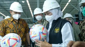 Khofifah Bangga Bola Piala Dunia 2022 Qatar Diekspor dari Jatim