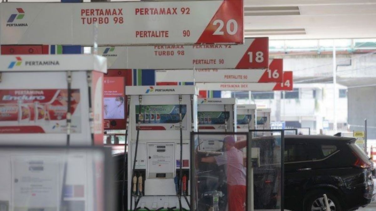 Ekonomi Turun Namun Inflasi Naik, Jokowi: Seharusnya Harga Pertalite Rp17.100 per Liter