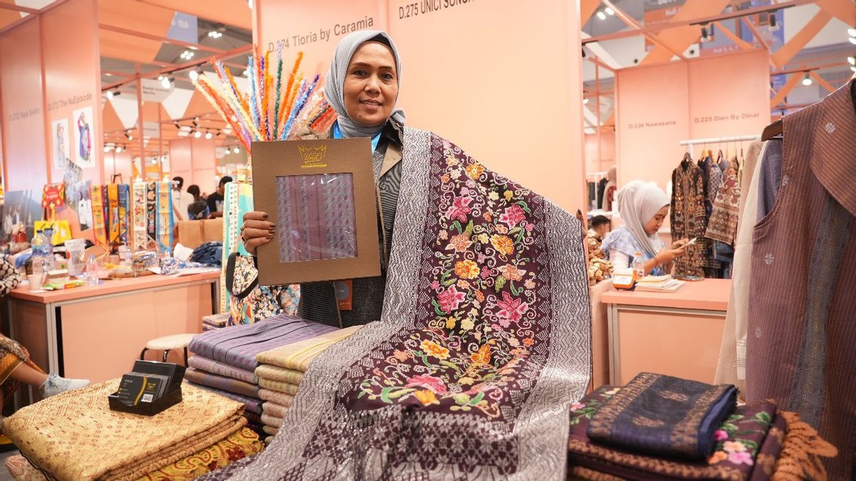 Ciptakan Pengusaha Berdaya Saing Global, UMKM Songket Binaan BRI Sukses Tembus Pasar Dunia