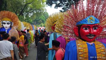 Pelajar SMP Ini Rela Bolos Sekolah, Dibayar Rp150 Ribu Buat Bermain Ondel-ondel Saat Karnaval Prabowo-Gibran