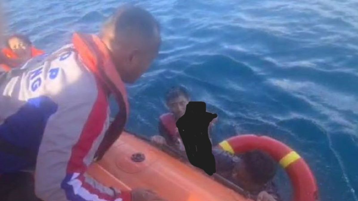 Detik-detik Basarnas Kupang Evakuasi Balita dan Ibu dari Terbakarnya Kapal Express Cantika 77 di Perairan Naikliu