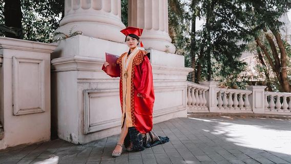 Congratulations, Dinar Candy Graduated A Bachelor In Surabaya