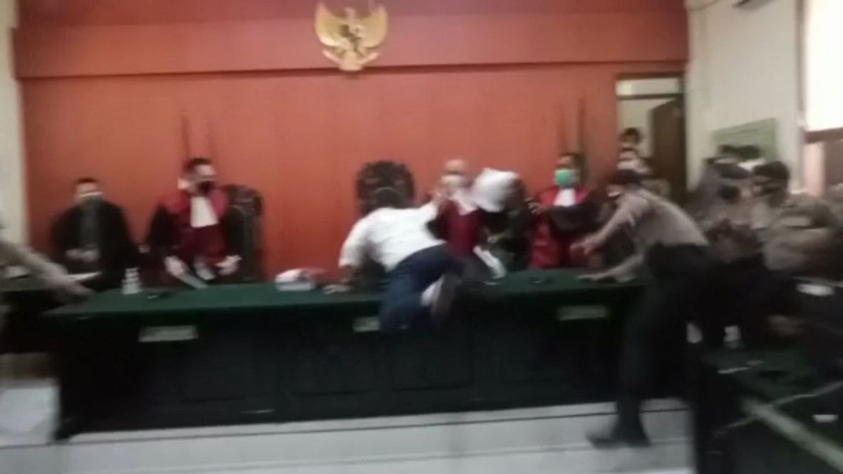 反マスク活動家は、懲役3年の判決を受けた後、裁判官を攻撃します, バニュワンギ地方裁判所: これは嫌がらせです!