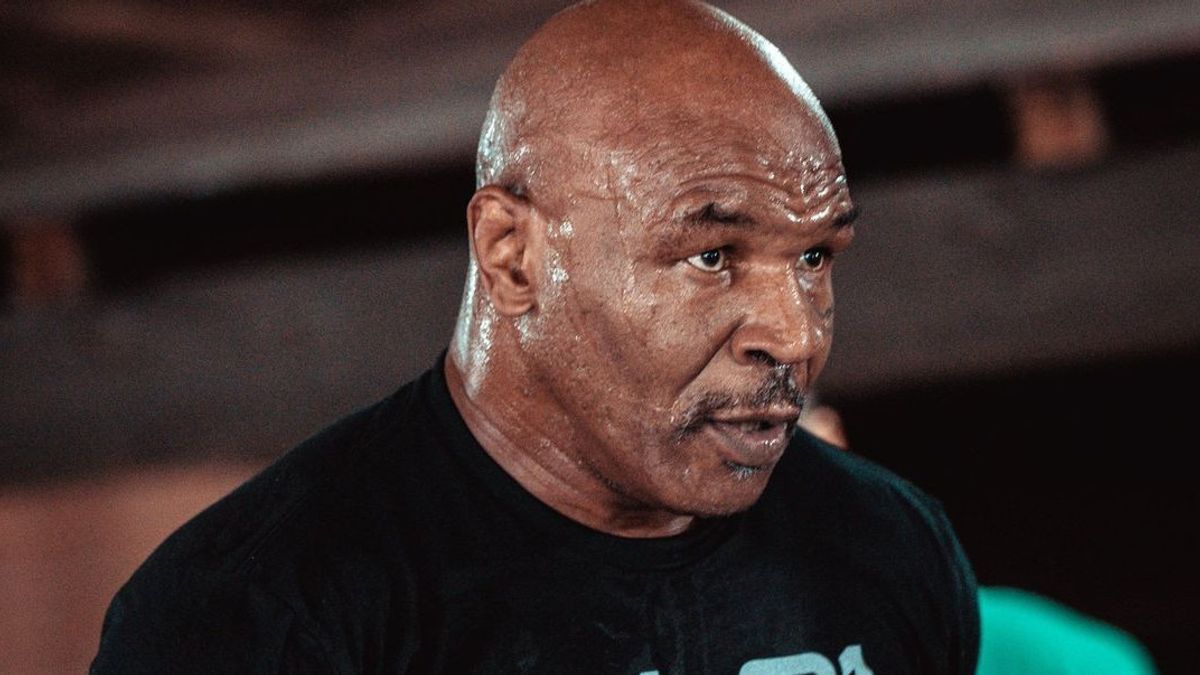 Mike Tyson Fusses With A Female Fan, Luckily It Doesn't Even Cause A Boom