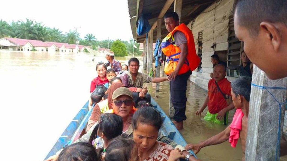 شرطة إجلاء السكان المحاصرين بسبب الفيضانات في ترومون تيمور جنوب آتشيه