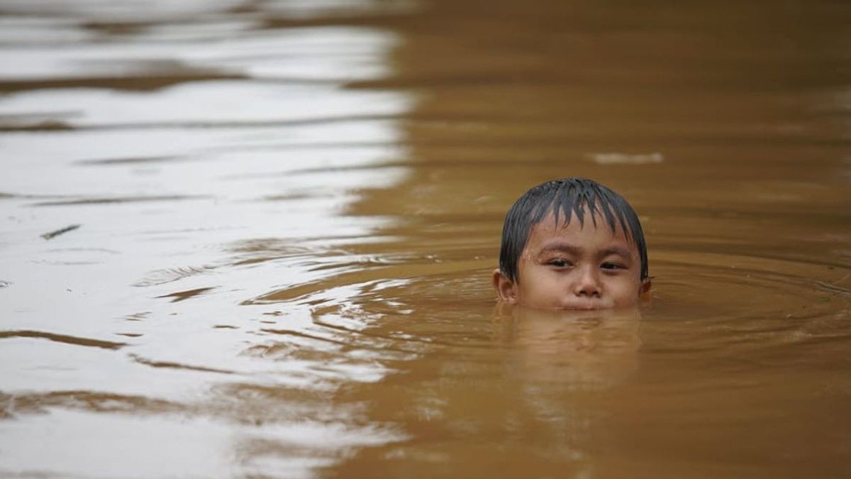 雅加达的23 RT由于当地降雨和七里翁河泛滥而被淹