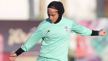 لاعب منتخب إيران لكرة القدم للفتيات يبكي بعد أن أخبرته عن الصراع في بلاده