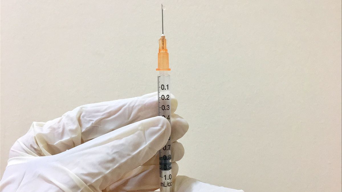 Premières Injections De Vaccins AstraZeneca Pour Les Patients Dialysés