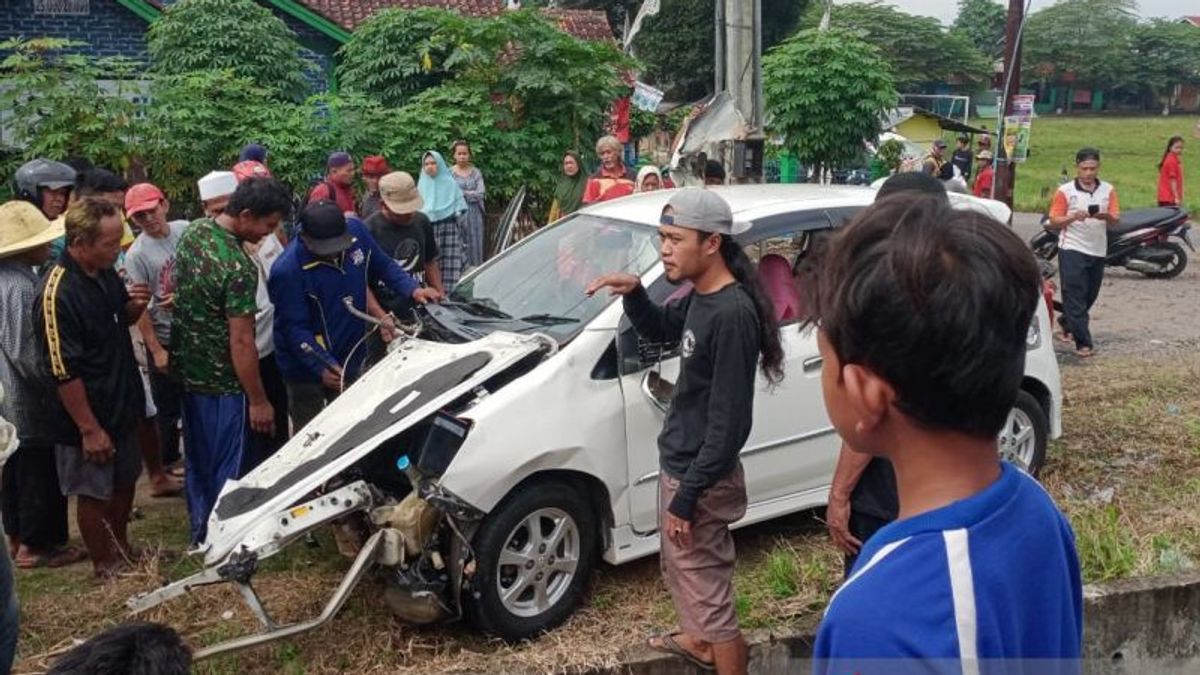 Pria dan Wanita Ini Selamat Usai Mobil City Car Disambar Kereta Api Siliwangi Rute Sukabumi-Cianjur