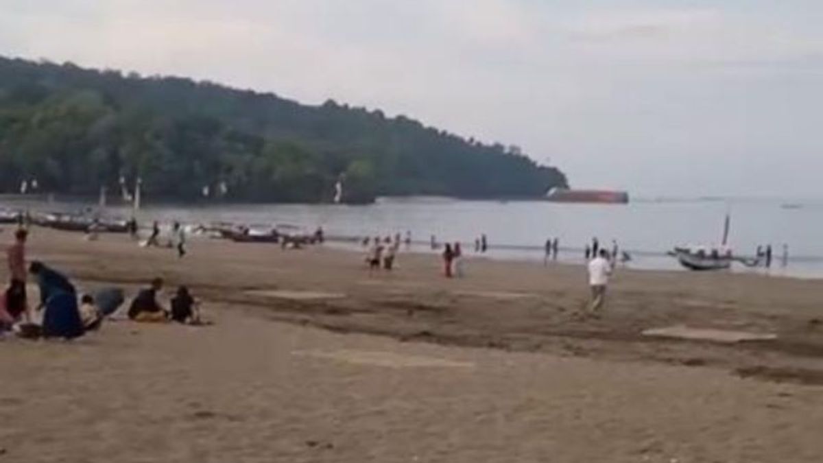 Un tremblement de terre de magnitude 5,5, les touristes de la plage de Pangandaran paniquent
