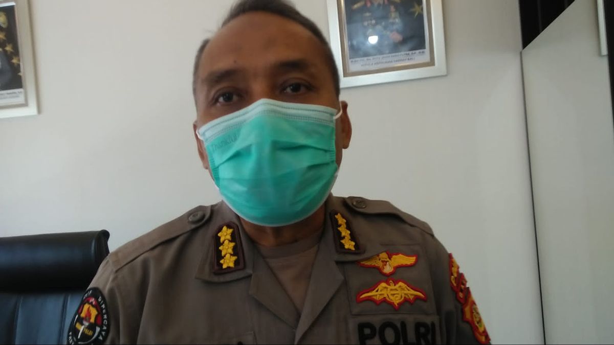 巴厘岛警方调查涉嫌触电并踩在学生脚上的警官