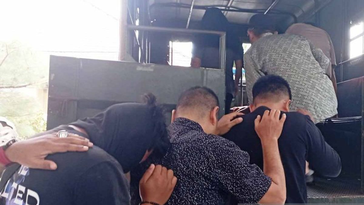 Diserahkan ke Wilayatul Hisbah Banda Aceh, 13 Pelaku Judi Online High Domino Diancam Cambuk 25 Kali