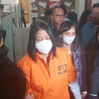 The Appearance Of Chandrawathi's Daughter Wearing An Orange 077 With A White Mask When Detained By The Police