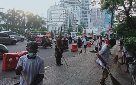 Belasan “Pak Ogah” di Medan Ditertibkan, Dihukum Sapu Trotoar Lapangan Merdeka