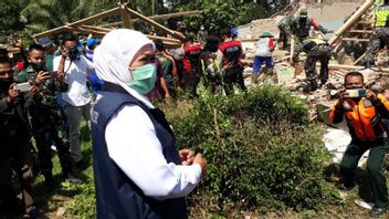 Khofifahは、ブライタル地震の損傷した建物を検証するために住民に依頼し、5000万Rp.の刺激を与えられた大きな被害を受けた家