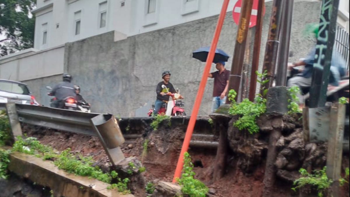 This Is The Cause Of River Embankment Landsorbeds Near Tebet Station