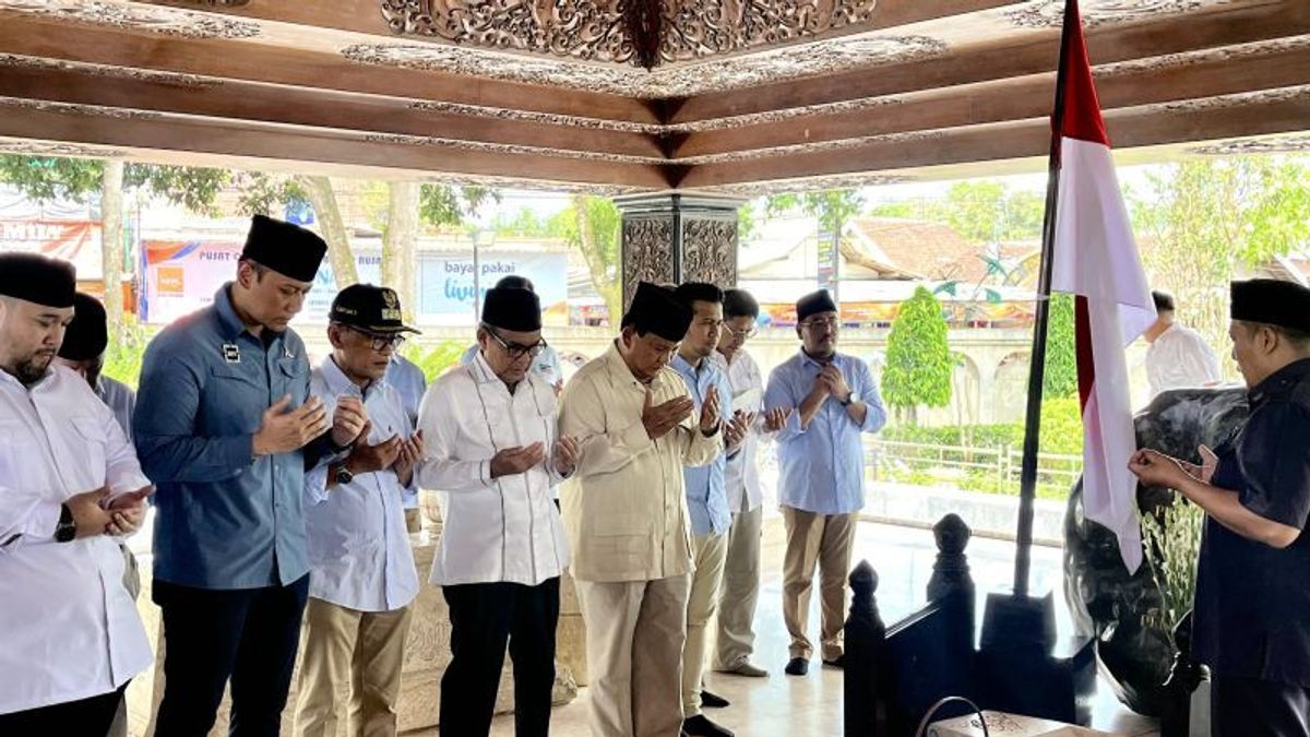Cérémonie à la tombe de Karno, Prabowo qualifié de rituels obligatoires lors de l'élection présidentielle
