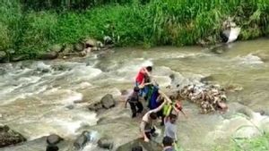 Tim SAR Evakuasi Jasad Perempuan Tersangkut Bebatuan di Sungai Cipelang Sukabumi