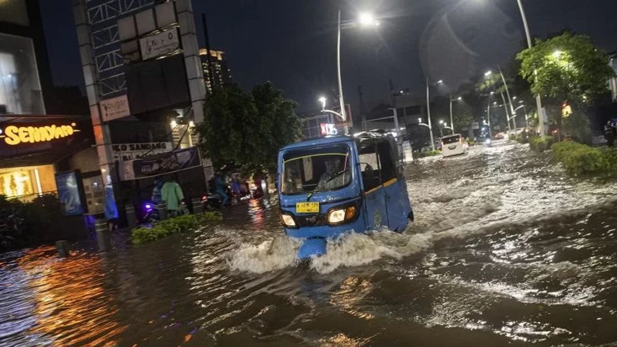 倾盆大雨，雅加达的6条道路浸泡洪水