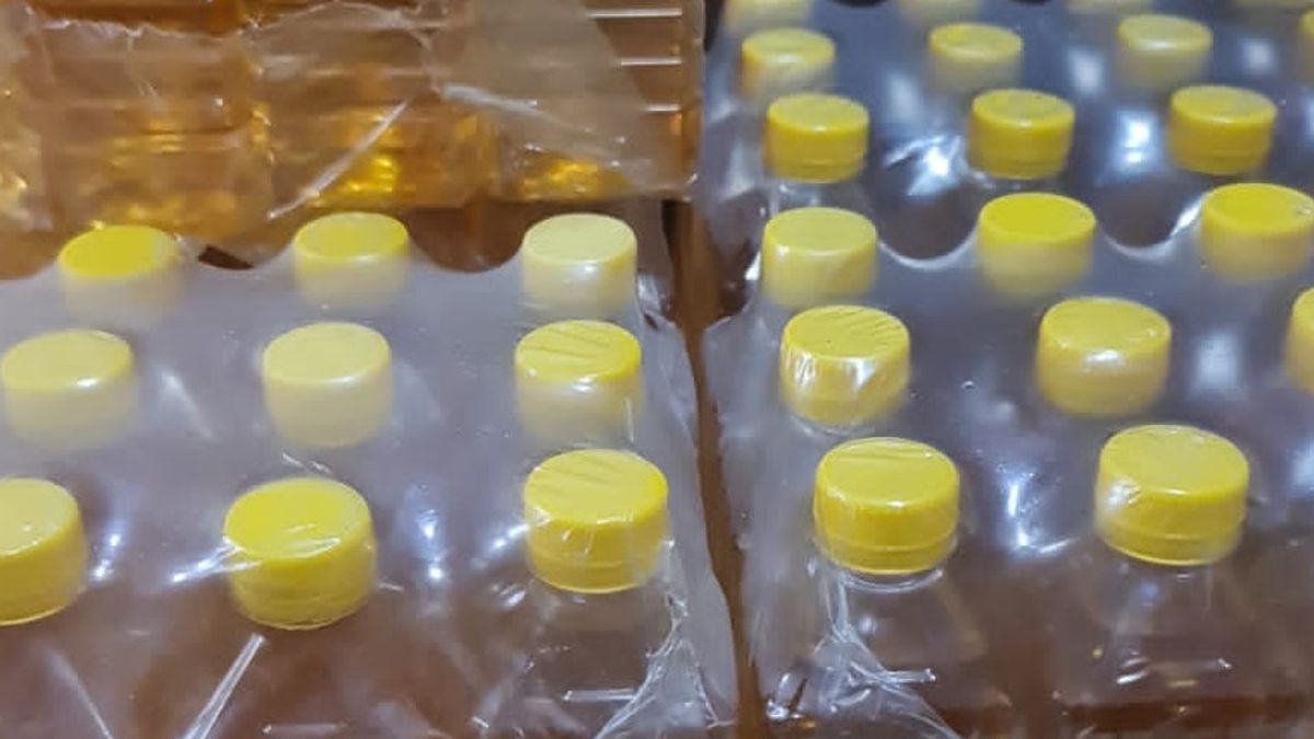 中爪哇警方发现未经许可在优质包装中加工的散装食用油，位于雅加达北部的工厂