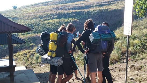 Des agents de TNGR agissent de manière agressive 4 WNA qui grimpent illégalement au mont Rinjani