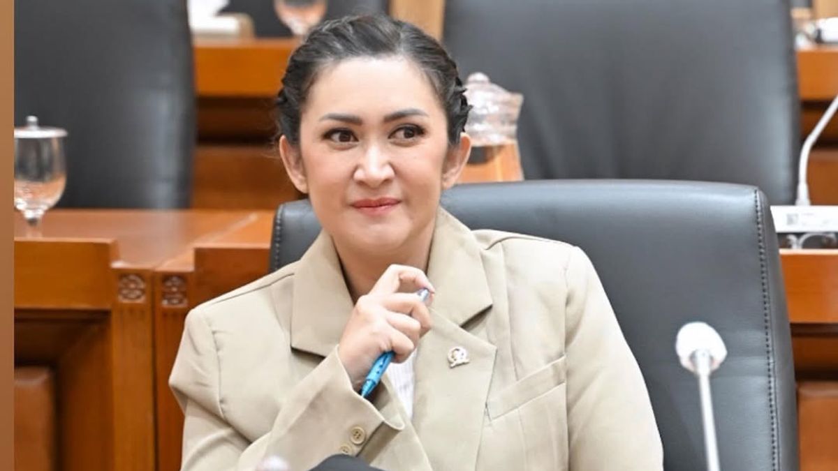 仍然在政治世界中被视为旁观的,纳法·乌尔巴赫没有采取偏执