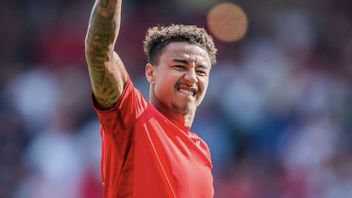 Jesse Lingard's Value Of Money For Preferring Nottingham Forest, West Ham United Fans Throw Counterfeit Money On To The Field