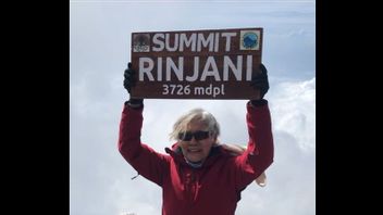 彼女の名前はアナール・ティウル・サモシールで、リンジャニ山の頂上を「征服」することに成功した71歳の祖母です。
