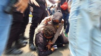 Émeute Lors D’une Manifestation à L’ambassade Des États-Unis, Des Foules Détruisent Des Voitures De Police, 16 Personnes Arrêtées