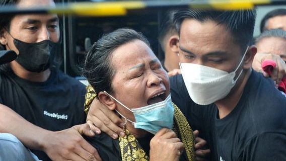 Ibu Brigadir J Terkejut Anaknya Dibunuh oleh Atasannya Sendiri