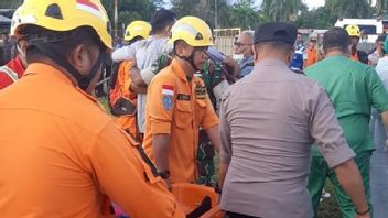 搜救队疏散在蒂米卡紧急降落的直升机的机组人员和乘客，一名失踪儿童被直升机甩出