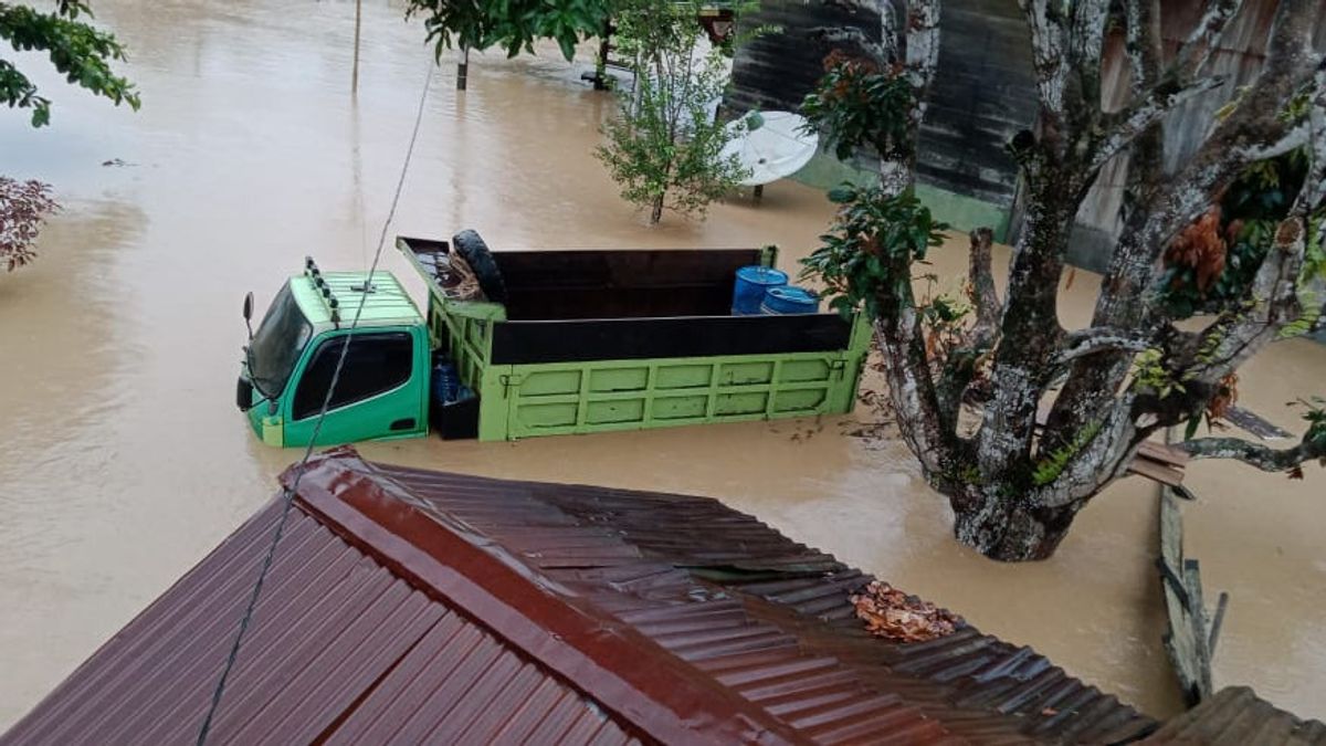 فيضان النهر بسبب ارتفاع هطول الأمطار، منطقتان في بابوا مغمورتان بالفيضانات