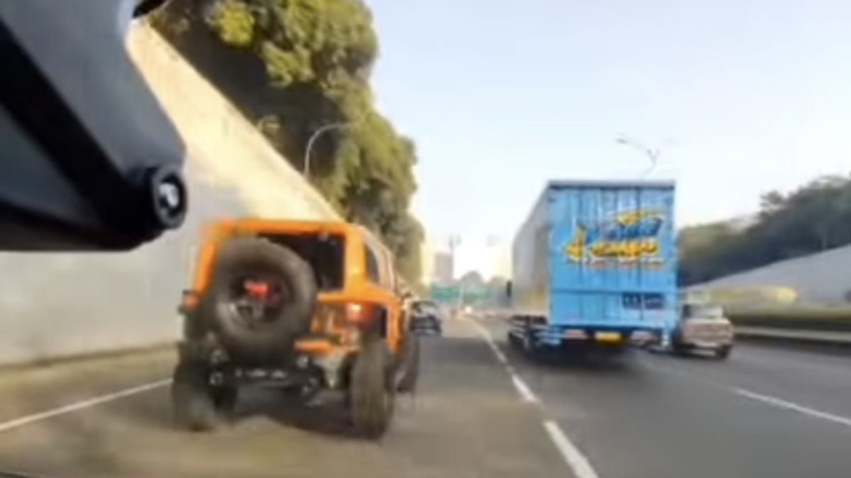 Rubicon Car Recklessly At The Mampang Toll Exit, Police Wait For Victim Report